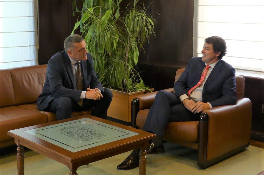 Radioterapia, transporte e industria, temas centrales en la reunión de Por Ávila con el presidente de la Junta de Castilla y León
