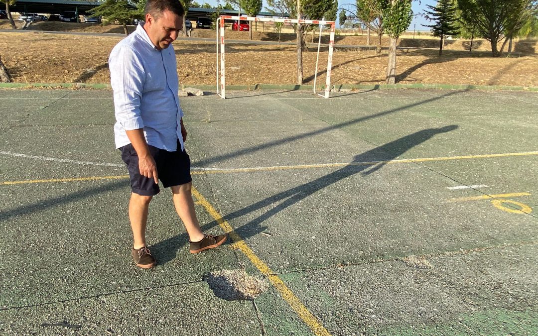 Por Ávila pide que se mejore el estado del campo de césped artificial de fútbol 7 y de las pistas polideportivas de Naturávila
