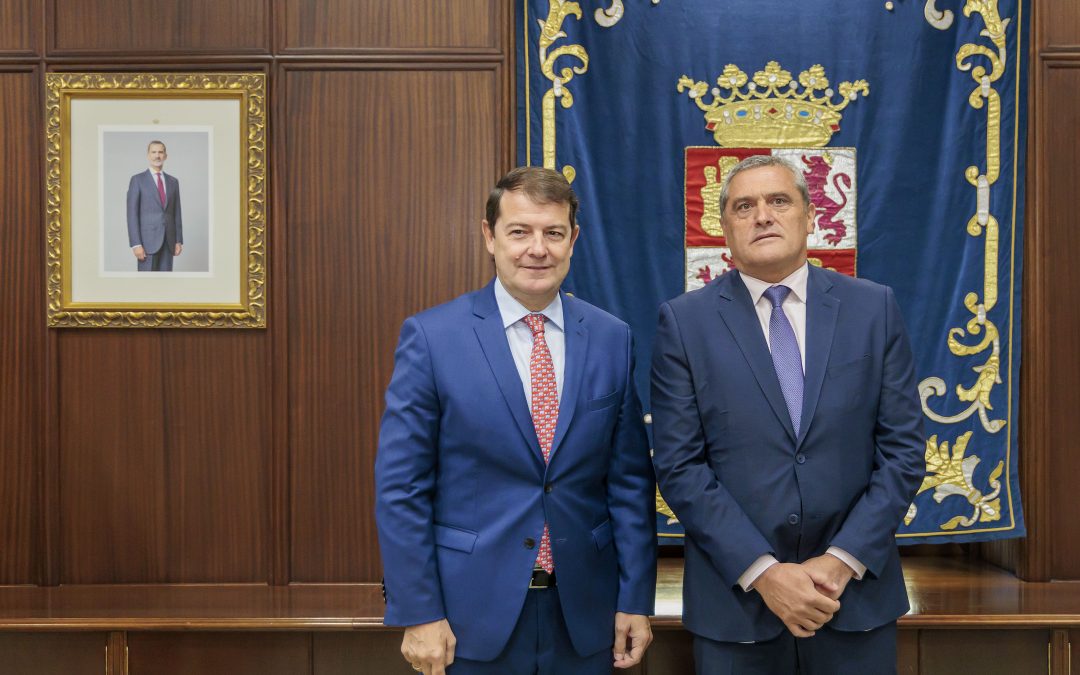 Pedro Pascual aborda con Mañueco los problemas de la sanidad en Ávila y las deficiencias en comunicaciones de la provincia