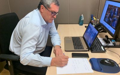 Pedro Pascual atiende las necesidades de las personas sordas en un encuentro con la FAPSCL