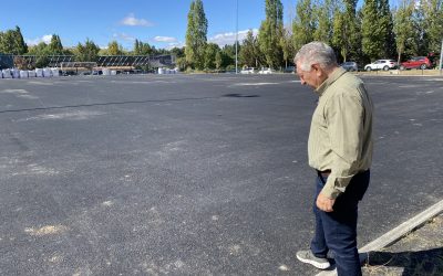 Por Ávila valora las obras de mejora del campo de césped artificial de fútbol 7 y de las pistas polideportivas que se realizan en Naturávila
